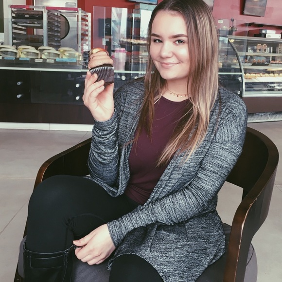 Meet your Posher, Ash - Picture 2 of 4